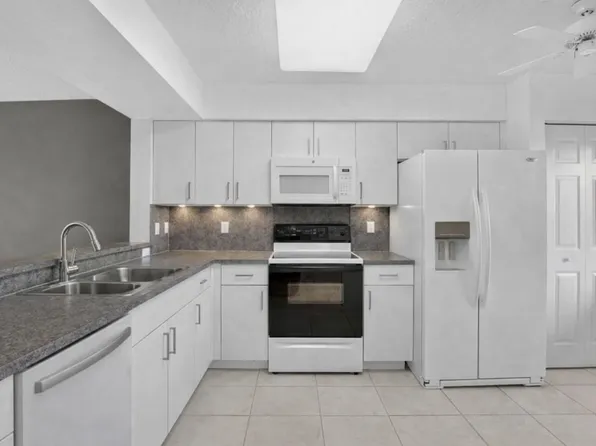 5842 Crystal Shores Dr APT 205, Boynton Beach, FL 33437