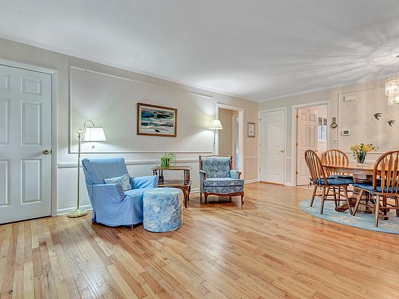 Two coat closets, bedrooms are off to the left, kitchen straight ahead. Door to the finished basement straight ahead.
