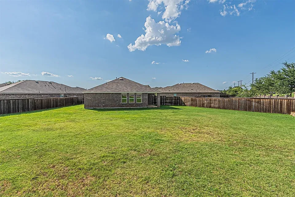 4 bed, 2018 sqft, $2,199 — Photo 2