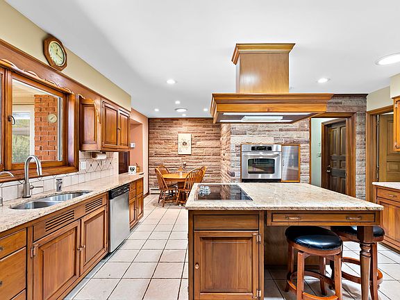 4th image of 370 Oakwood Ct