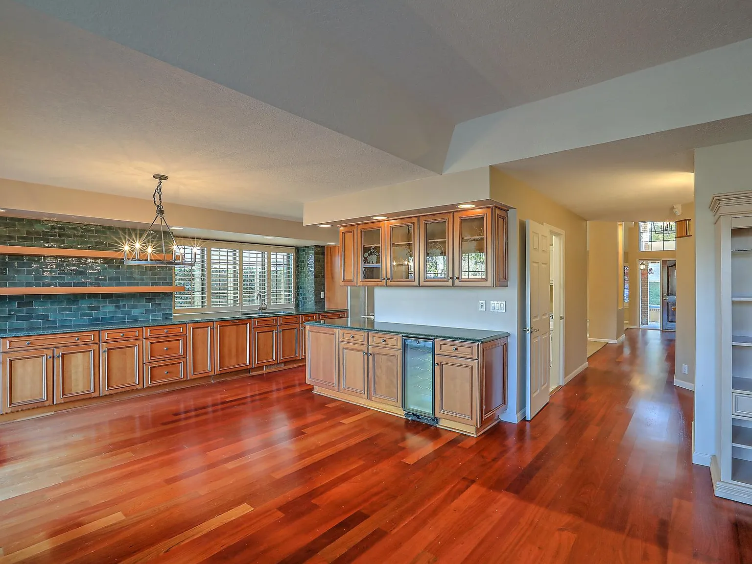3 bed, 2.5 bath, 2596 sqft, $4,250 — Photo 4