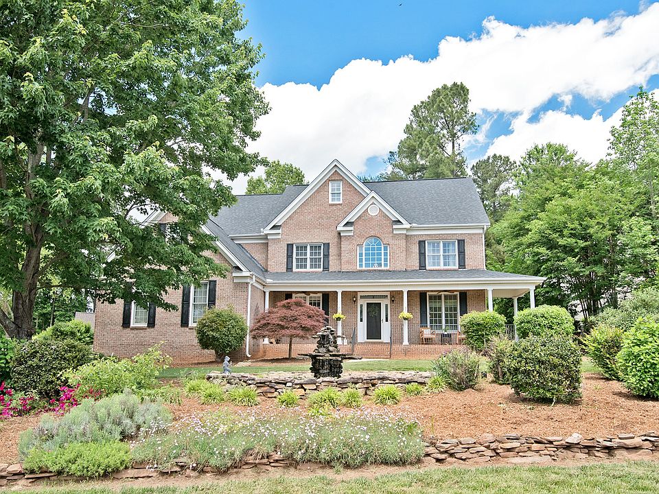 1st image of 220 Fernbrook Dr