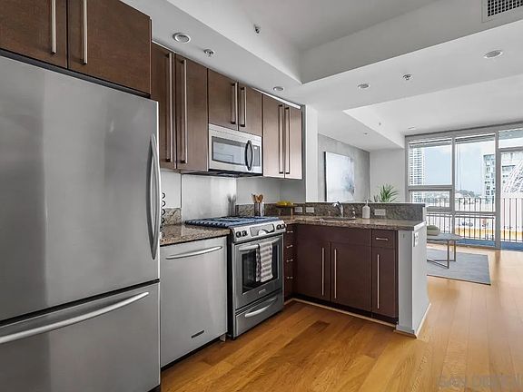 4th image of 321 10th Ave Unit 1703