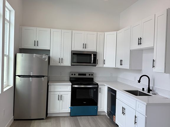 3rd image of 5656 Chateau Dr #3