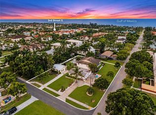 560 9th Ave S, Naples, FL 34102