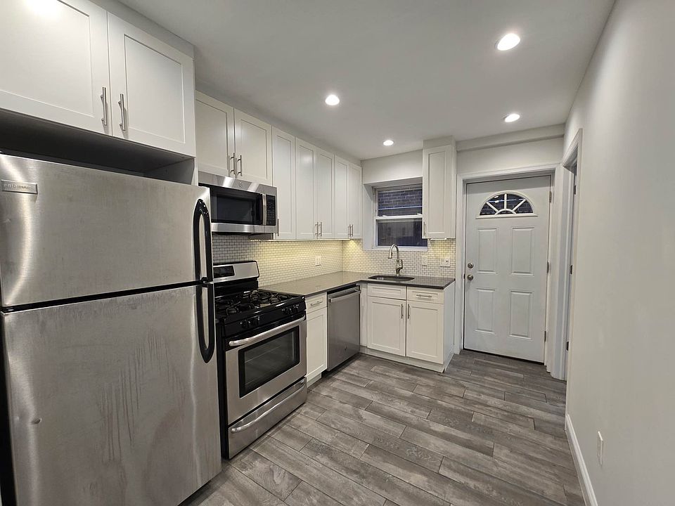 1st image of 2111 Steinway St #1