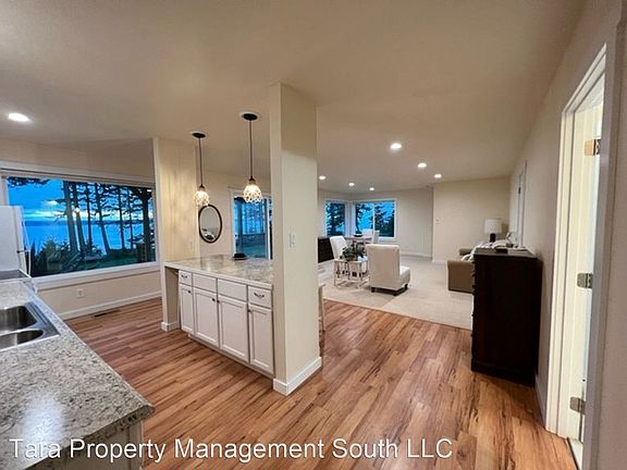 4th image of 3532 Marine View Dr