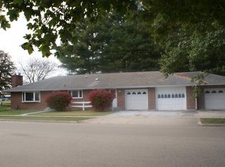 910 S 8th St, Oregon, IL 61061