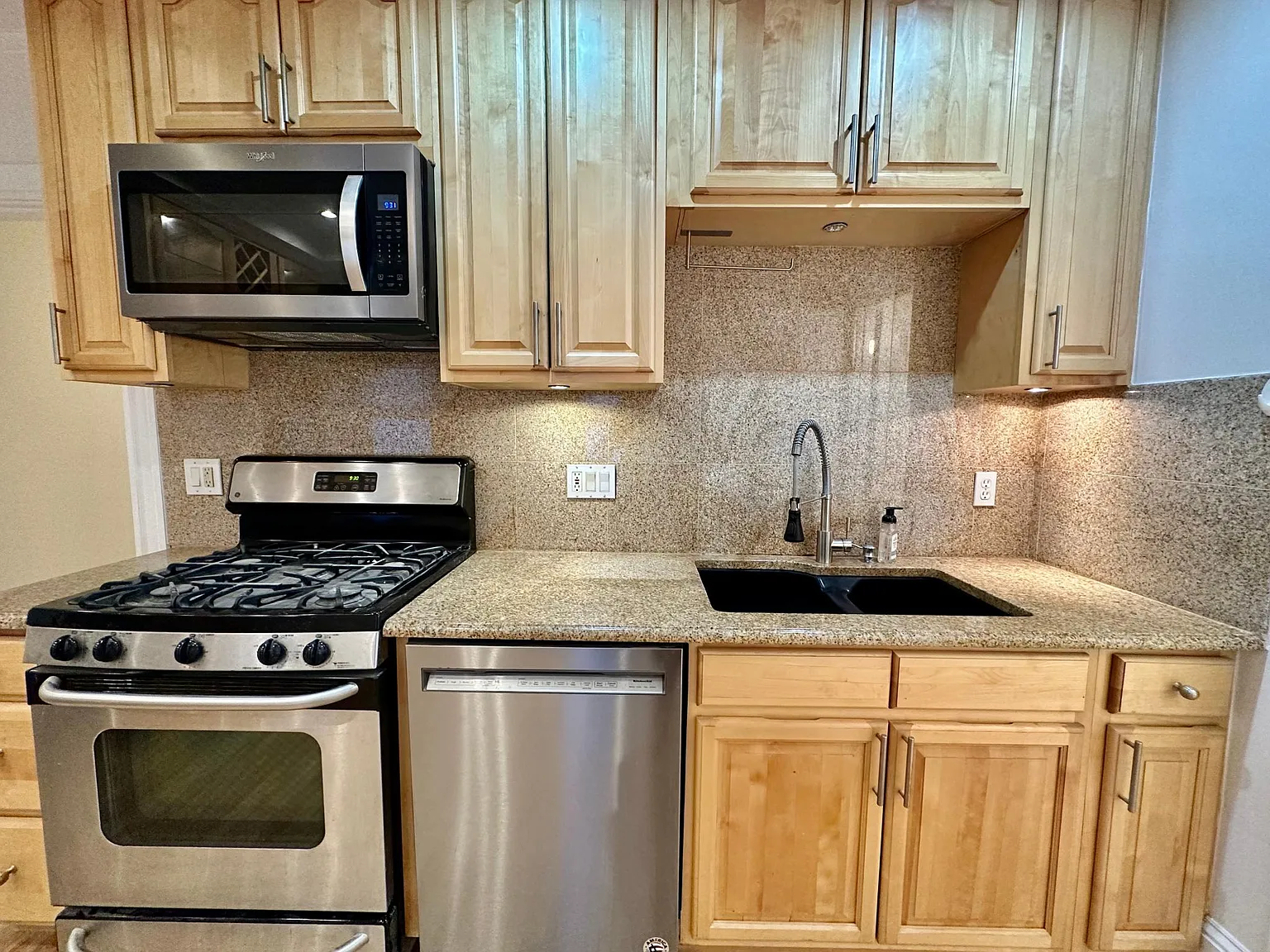 3 bed, 1.5 bath, 1450 sqft, $4,000 — Photo 3