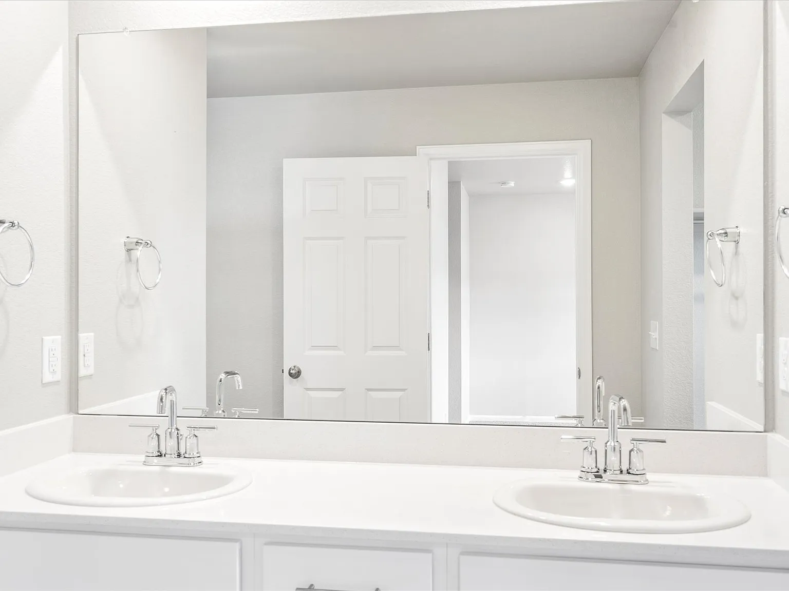 3 bed, 1874 sqft, $2,990 — Photo 4