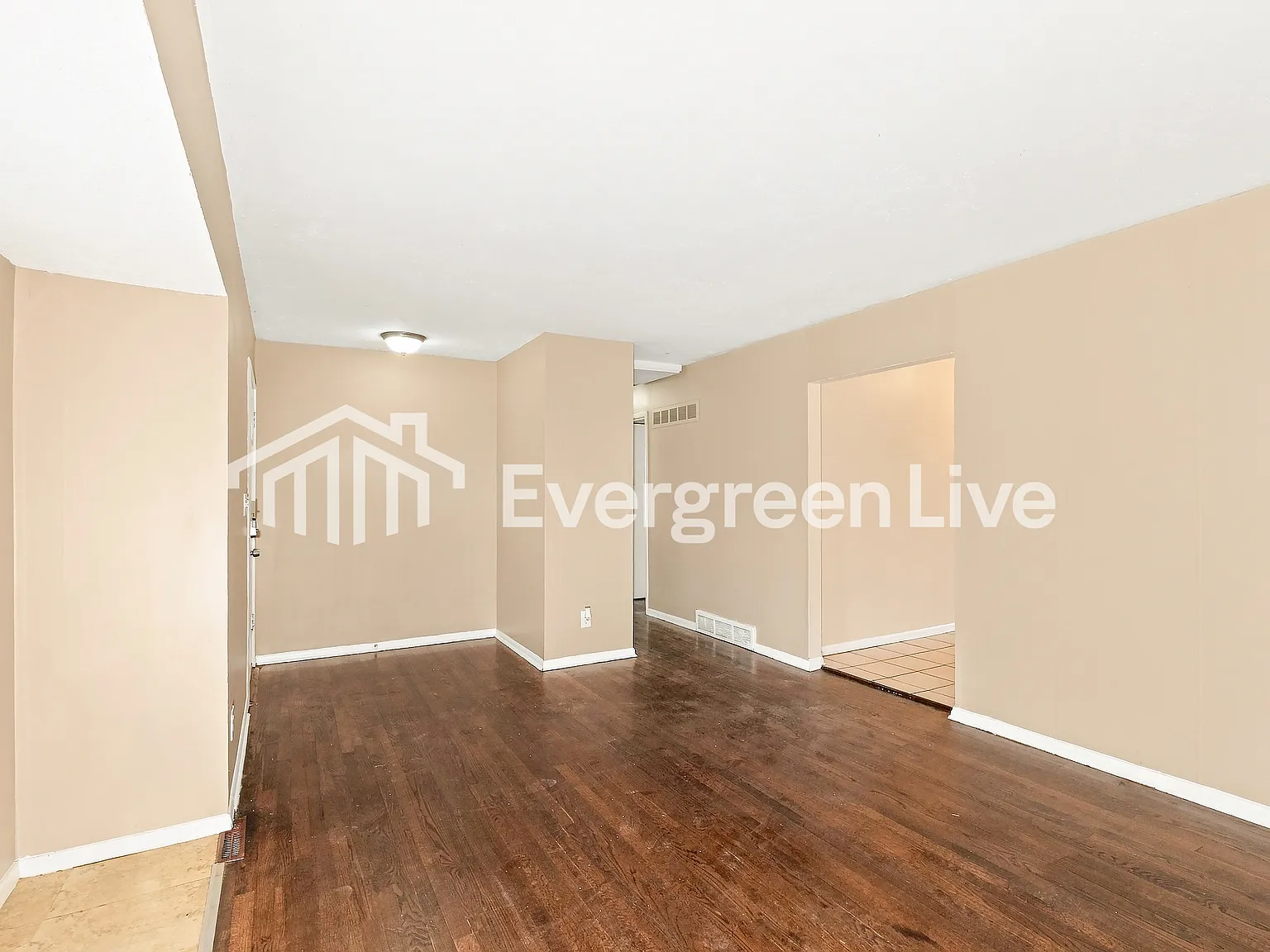 3 bed, 1.0 bath, 960 sqft, $1,545 — Photo 2