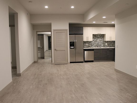 4th image of 3714 Kelton Ave #402
