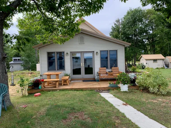 12530 N Superior Dr, Paradise, MI 49768