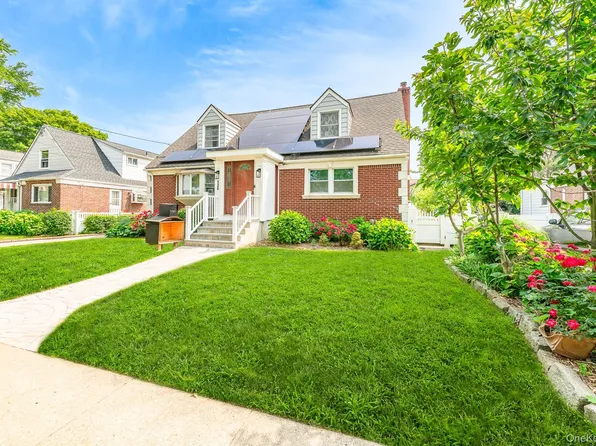 136 Wardwell Road, Mineola, NY 11501