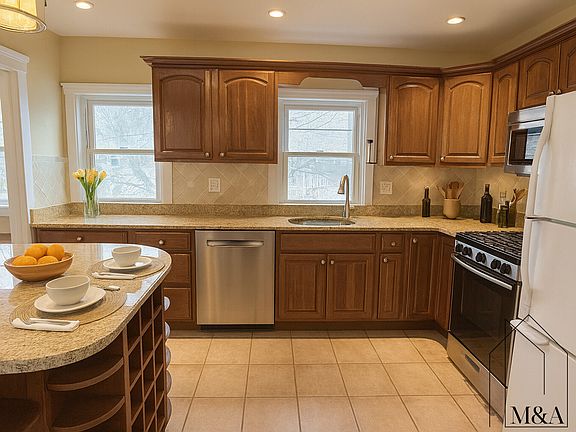3rd image of 311 Waverley Ave