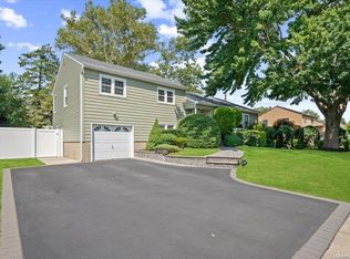 90 Ketchams Rd, Hicksville, NY 11801