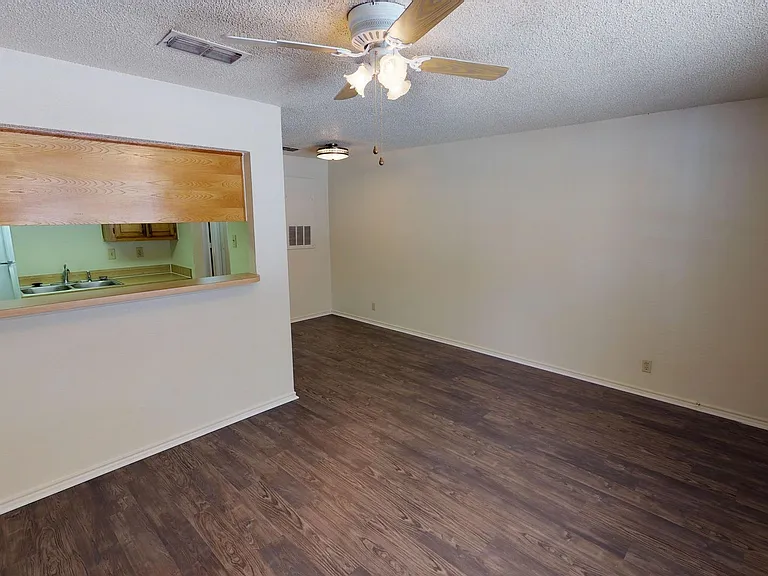 1105 S Avenue B — Photo 4