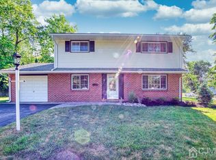 3 Bedford Rd, Kendall Park, NJ 08824