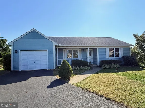 220 Sycamore Ln, New Holland, PA 17557