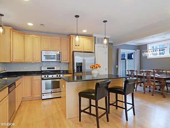 2nd image of 812 W Waveland Ave #3W