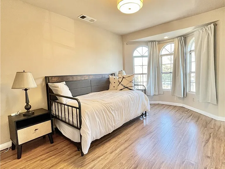 1227 S Pine St — Photo 18