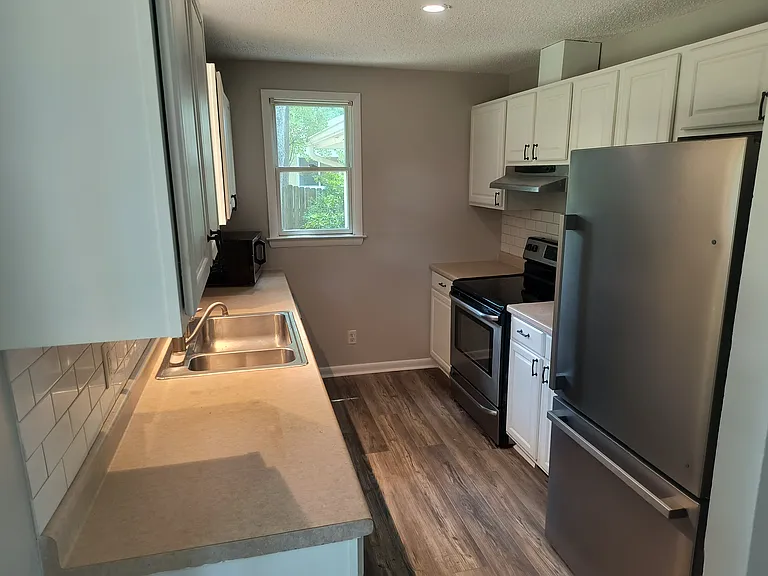 504 Clyde Dr — Photo 3