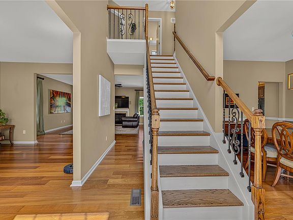 5th image of 973 Heather Ln
