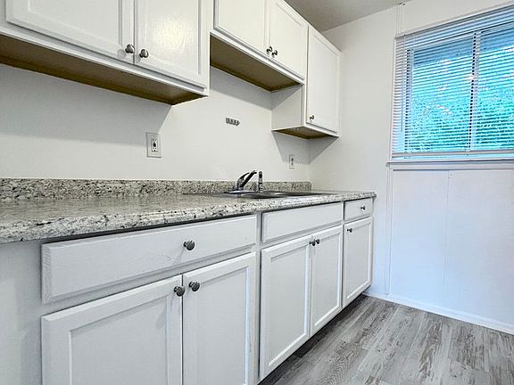 4th image of 3215 Jeffcott St #2