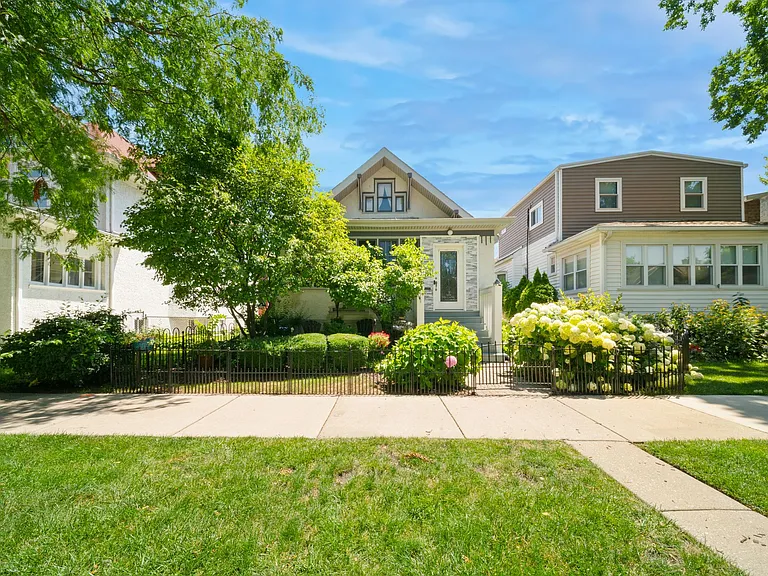 740 S Grove Ave — Photo 2