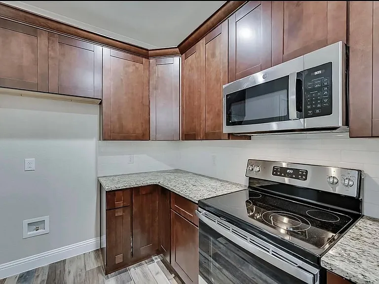 1707 Ash Crescent St — Photo 5
