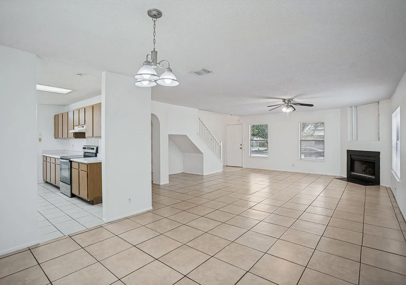 Charming 4-Bedroom 2.5 -Bathroom in Parkwood Community! — Photo 3