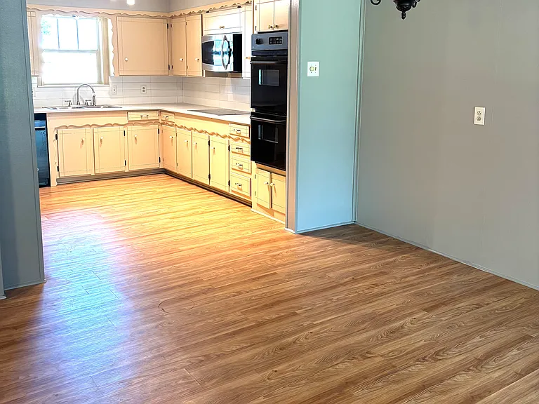 606 Laurence Dr — Photo 5