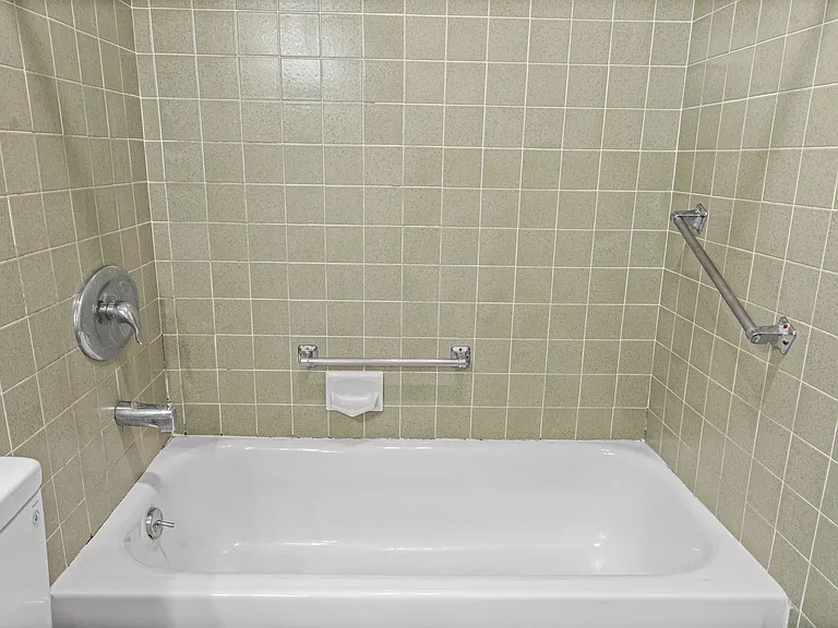 140 Walnut Ave #2F — Photo 16