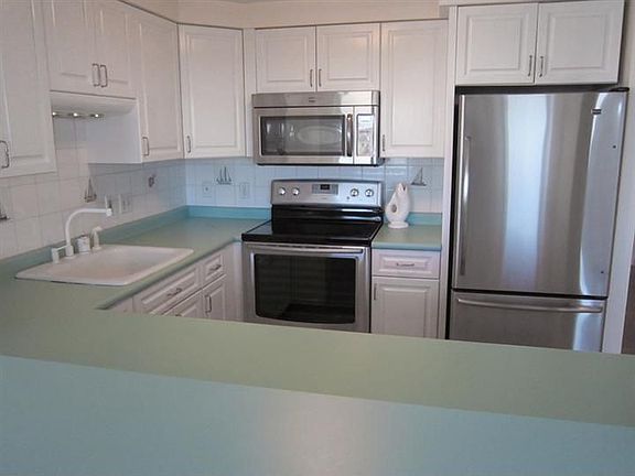 4th image of 221 E Grand Ave APT 8B