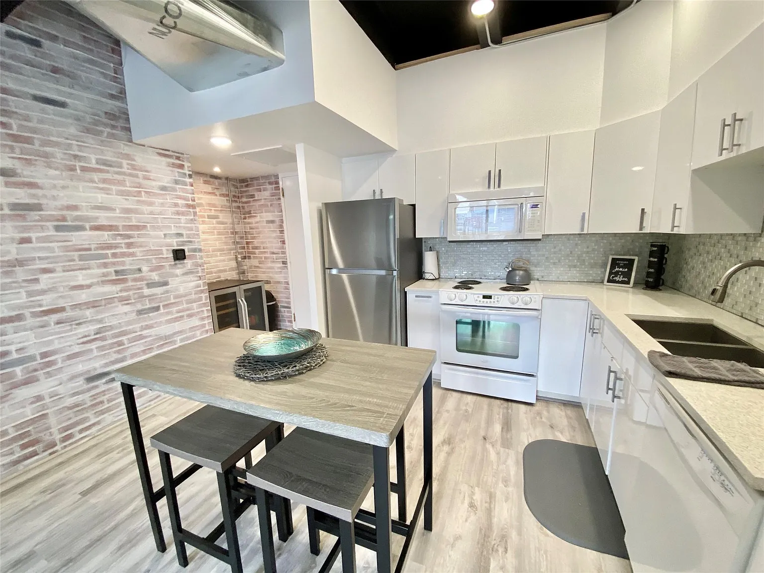 1 bed, 1.0 bath, 709 sqft, $1,995 — Photo 2