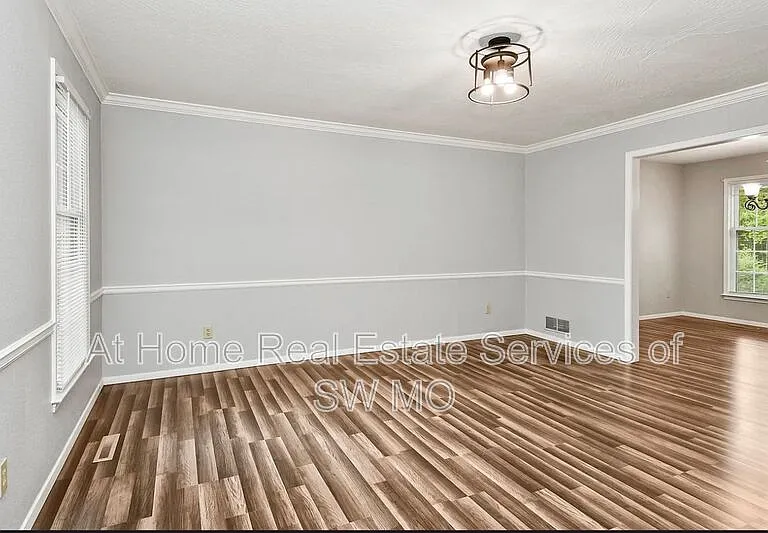 834 E Manchester Dr — Photo 3