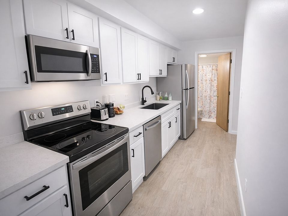 1st image of 2040 University Ave #F4e2f5ee9