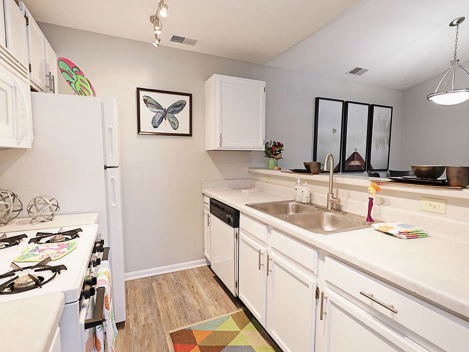 Kitchen with breakfast bar
