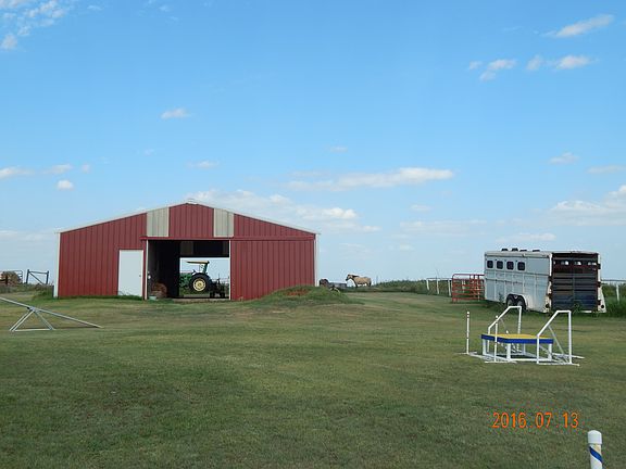 barn w/ electric/stalls