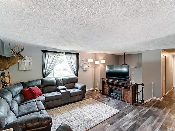 3rd image of 611 Jamestown Dr
