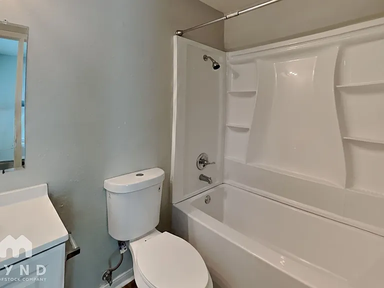 915 Winnie St — Photo 11