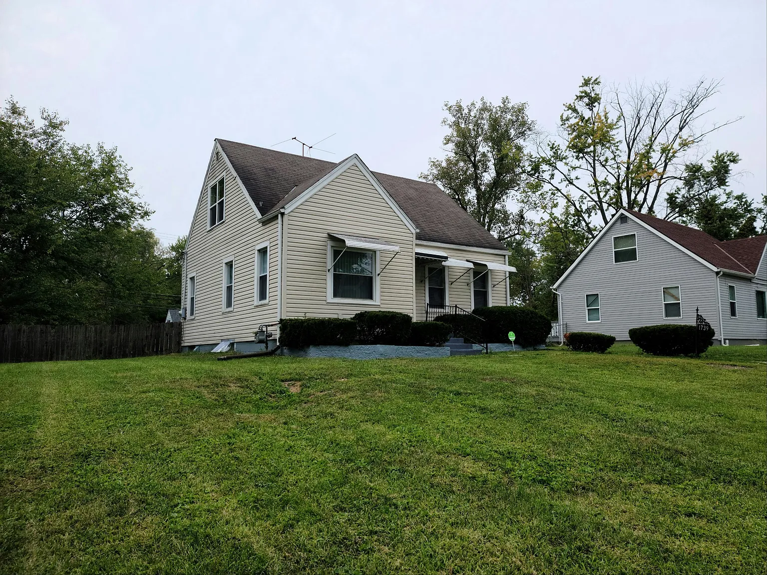 1739 Devonshire Rd photo 1