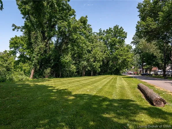  W Kenwood Avenue W, Clarksville, IN 47129