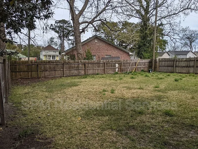 2105 Dexter St — Photo 16