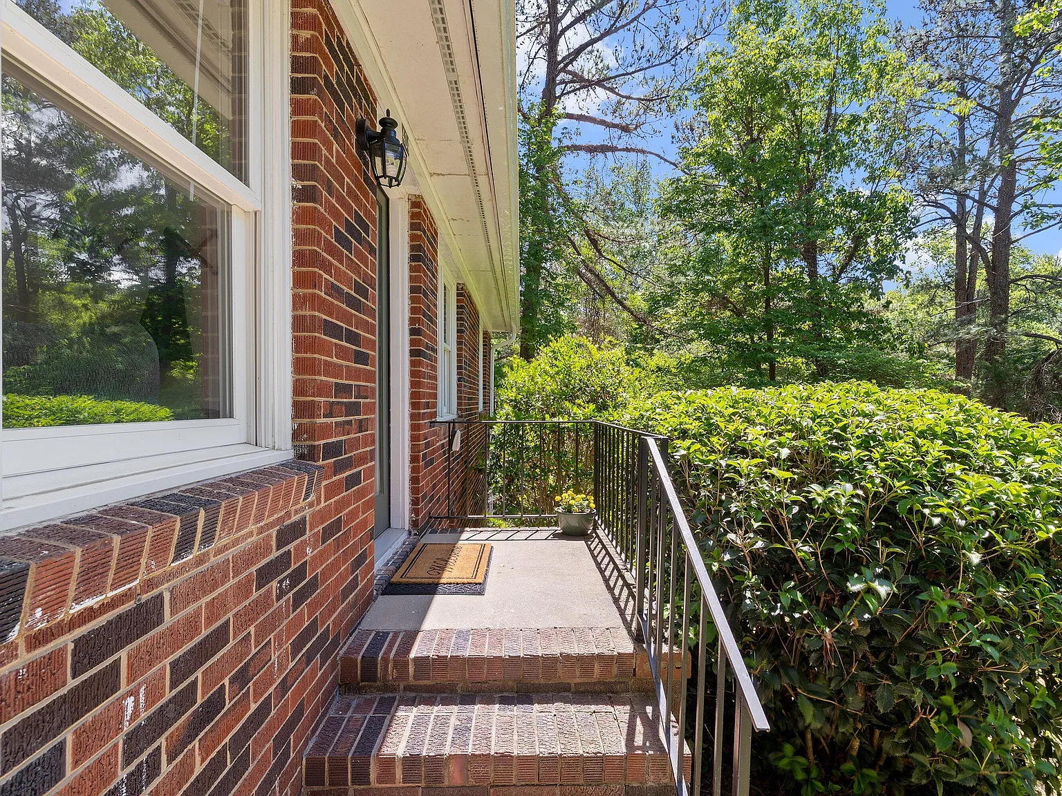 3 bed, 1.0 bath, 1056 sqft, $2,000 — Photo 3