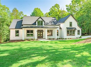 561 Shoals Rdg, Clarkesville, GA 30523