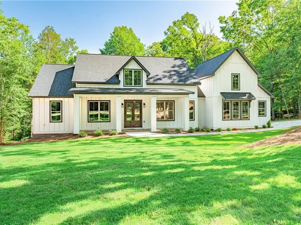 561 Shoals Rdg, Clarkesville, GA 30523