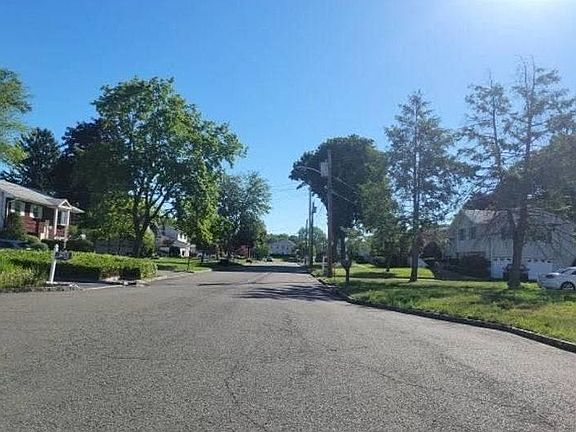 5th image of 11 Crestwood Ave