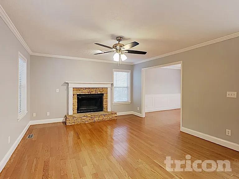 152 Hartwood Dr — Photo 3