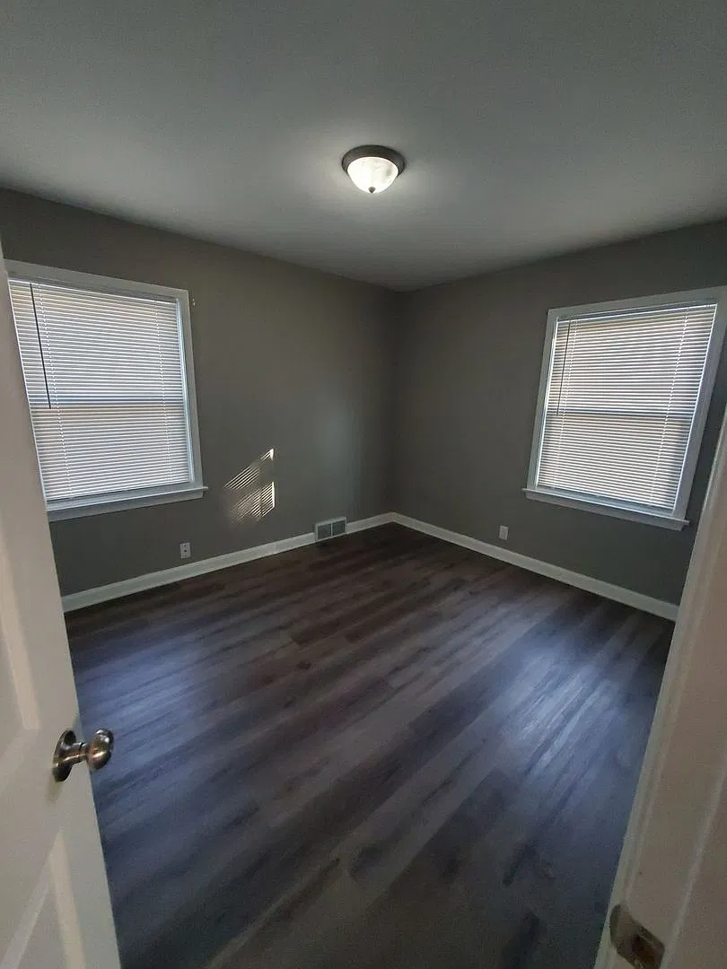 Large 3 bedroom Single Family with finished basement — Photo 2